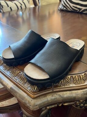Soft Leather slide by High Sierra ( NWOT )